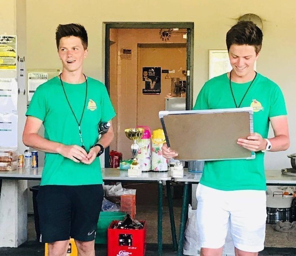 Alex et Théo Cahard, fondateurs jumeaux de PlayStreet, en t-shirt vert lors d'un tournoi